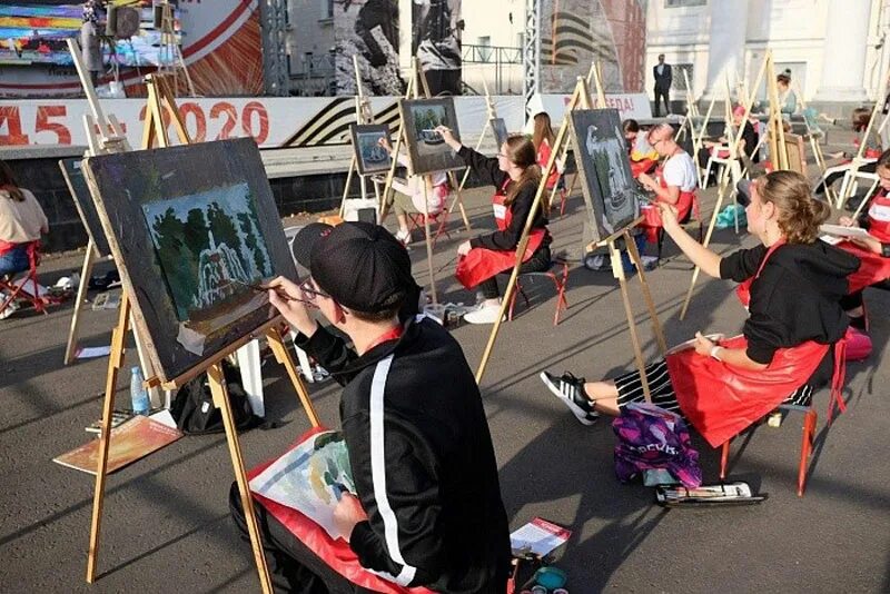 Алена хлиманова. Художник устроил выставку своих работ. Пленэр. Московский художник современный. Арт вечеринка картины.