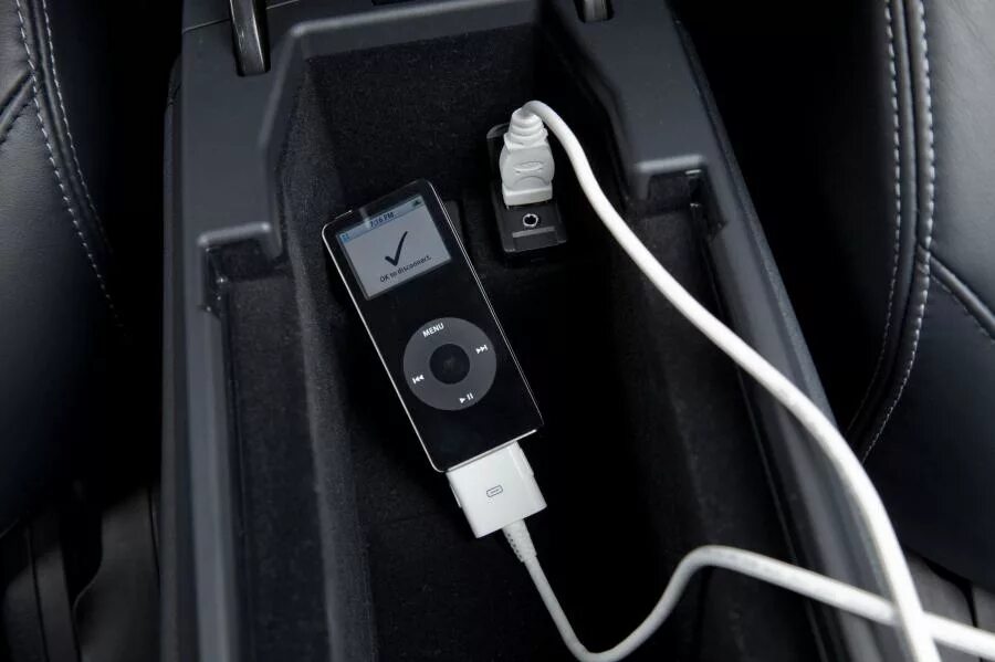 Usb порт в лексус gs 350. Lexus is 250 прикуриватель. Aux 250. Аукс на 570. Is 250 аукс.