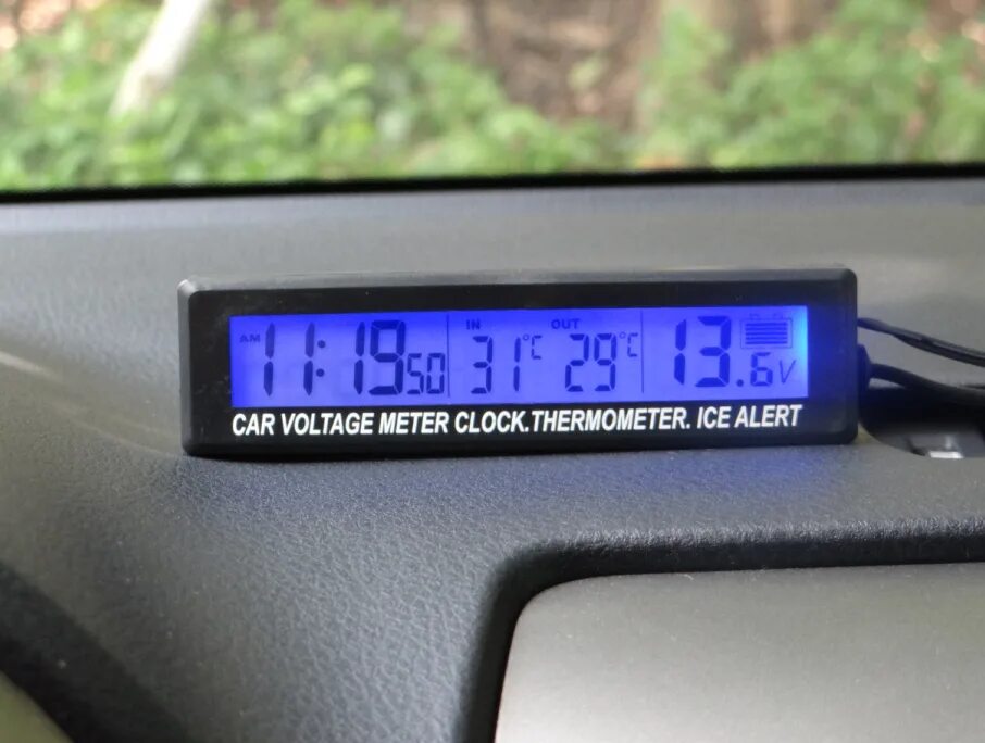 Настроить часы термометр. Термометр автомобильный 12в Газель. Часы термометр вольтметр для автомобиля с АЛИЭКСПРЕСС. Автомобильный цифровой автомобильный термометр с ЖК-дисплеем. Автомобильный цифровой датчик температуры с дисплеем.