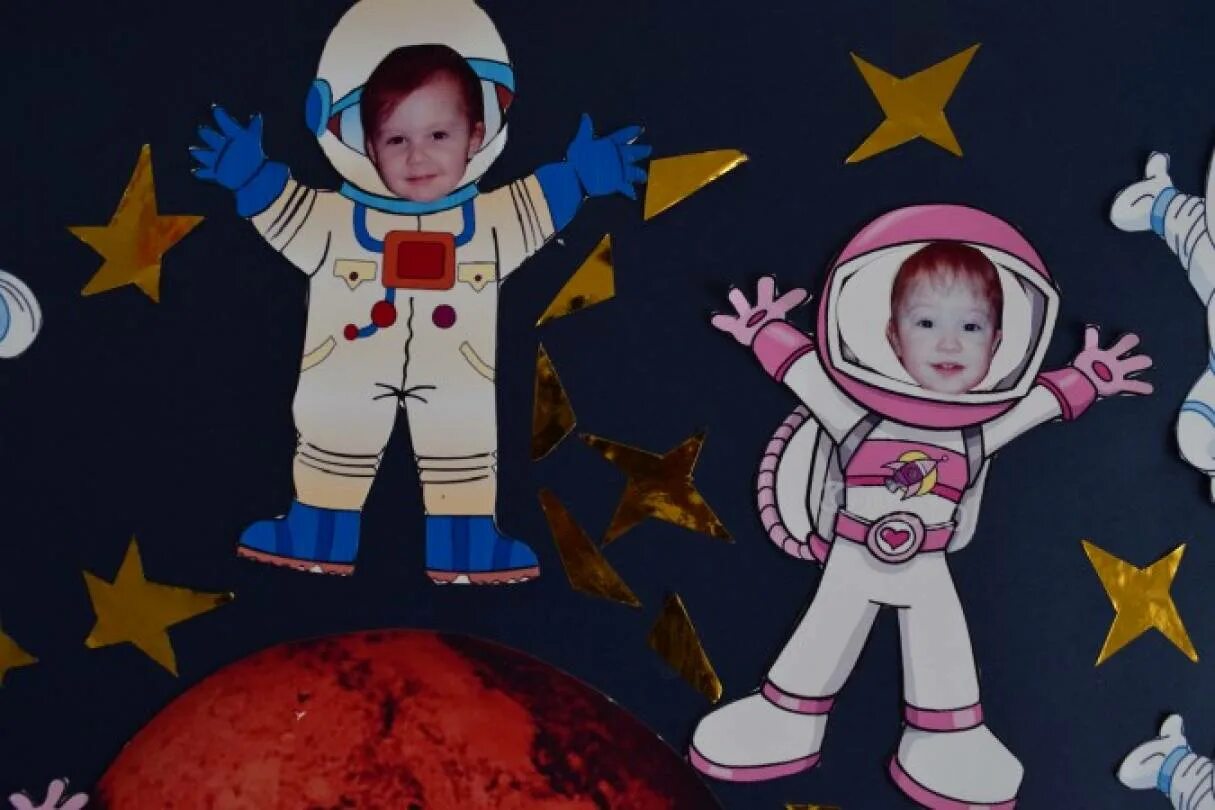 Коллаж космос в детском саду. Космонавтика коллаж. Аппликация ко Дню космонавтики. Космос коллаж с детьми.