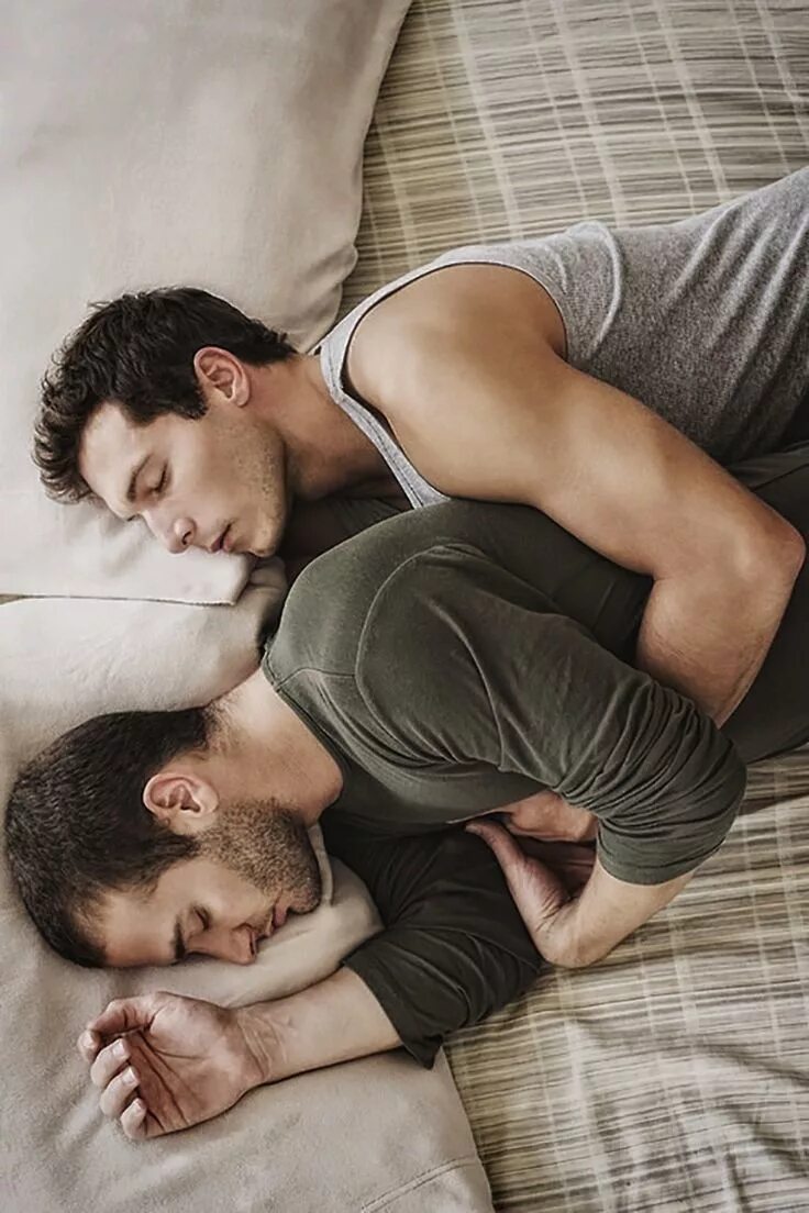Мужчина хочет спать с мужчиной. Два парня обнимаются. Спящие мужчины. Сонный мужчина.