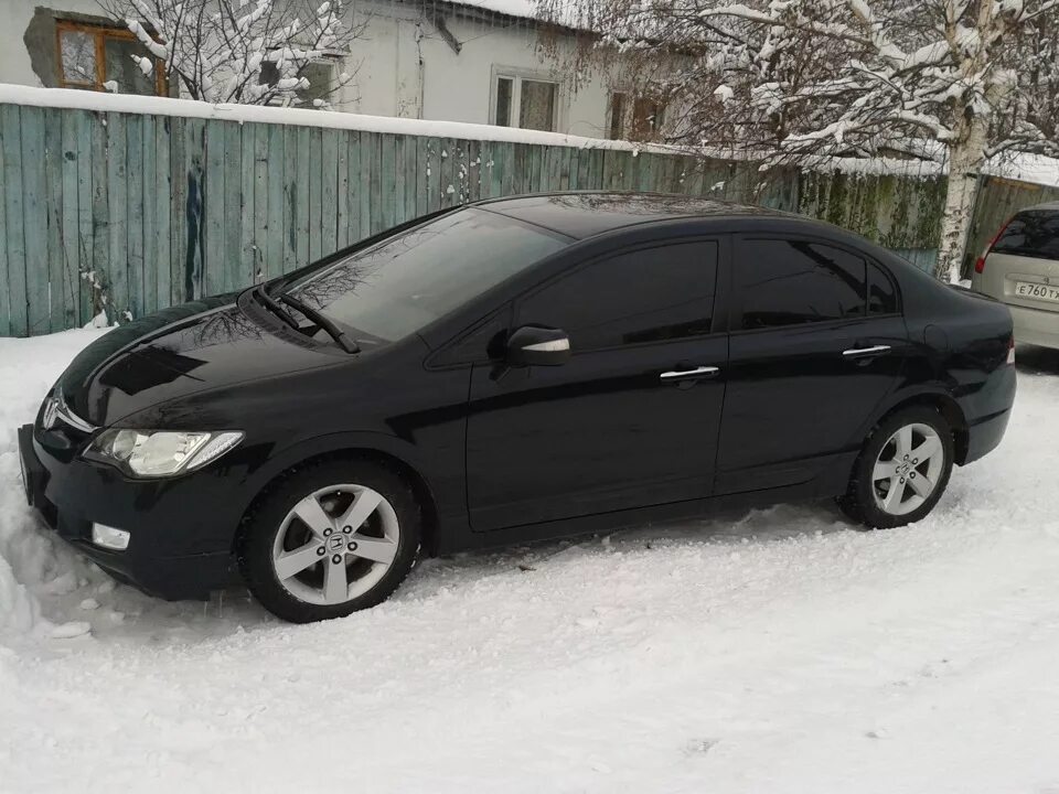 Honda civic 8 антихром. Honda civic тонированная. Тонировка хонда цивик 4д. Honda civic 4d тонировка. Хонда цивик 4д темно синий антихром.