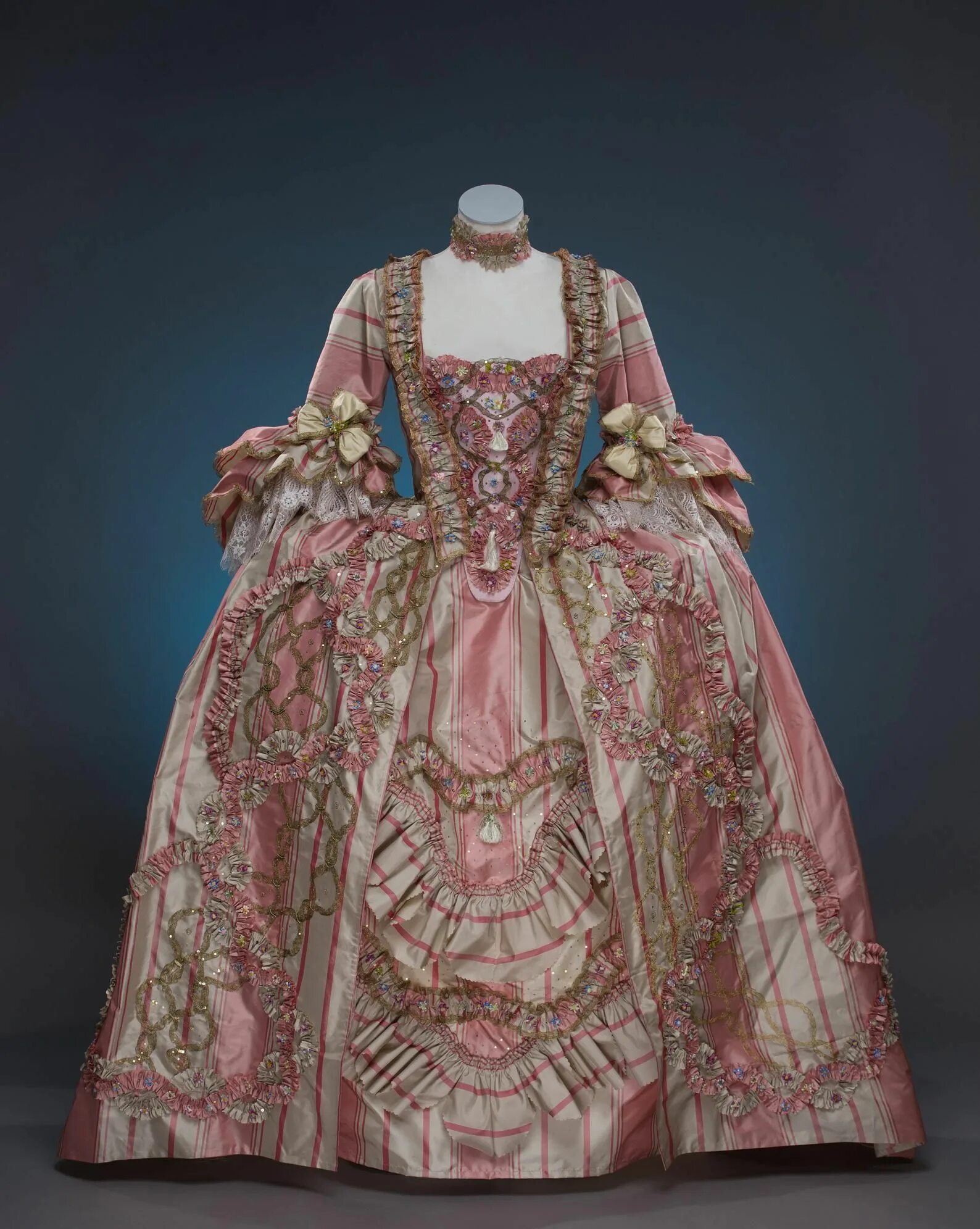 Мода рококо 18 век. Мода рококо 18 век женская. Рококо 18 век одежда. Костюм стиль «Барокко», «рококо» 17в. Исторический костюм век