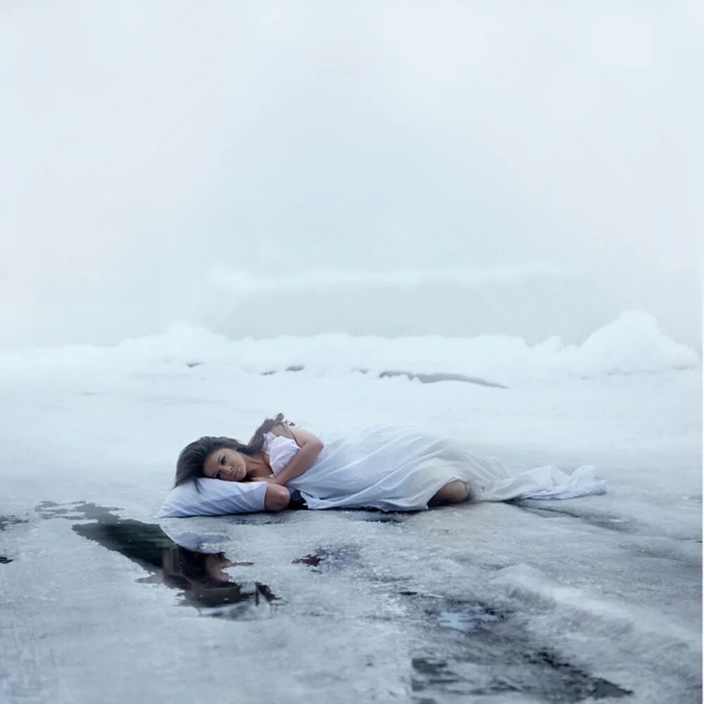 Холодная душа. Одиночество холод. Девушка во льду. Девочка на льду. Душевный холод.