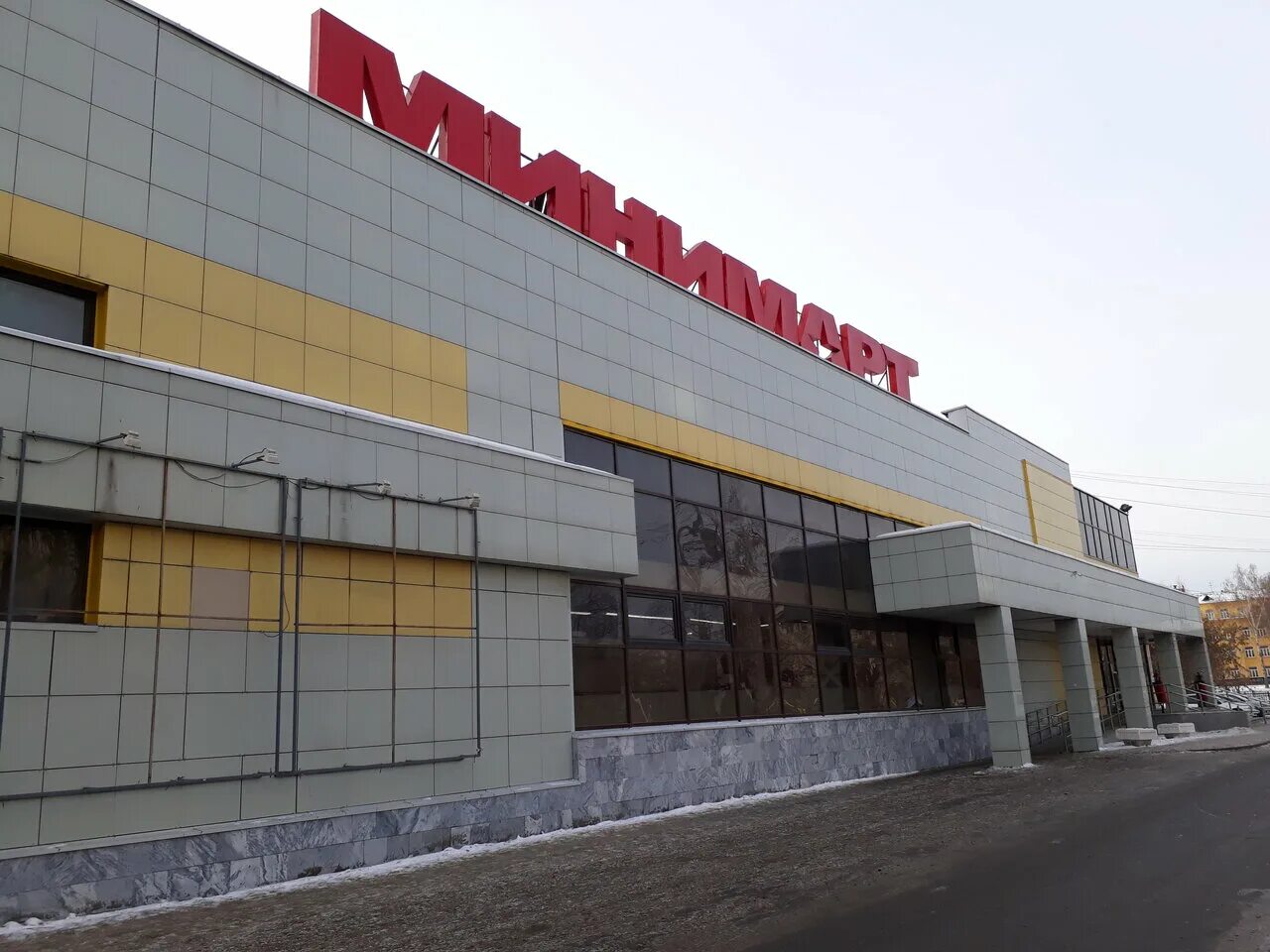 Фурманова 37. Фурманова 37. Фурманова 31 дом новоуральск. Фурманова 37. Погрузочная за супермаркетом.