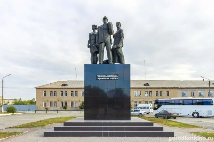 Памятник горняк. Памятник «воину-строителю» г. Памятник горняк. Памятник горняк. Памятники г гая оренбургской области.