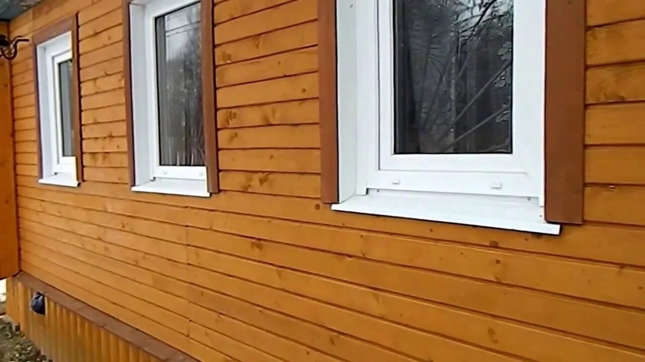 Можно ли обшить дом вагонкой. Деревенский дом обшитый вагонкой снаружи. отделка окон вагонкой снаружи. отделка окон деревом. отделка дома вагонкой снаружи.