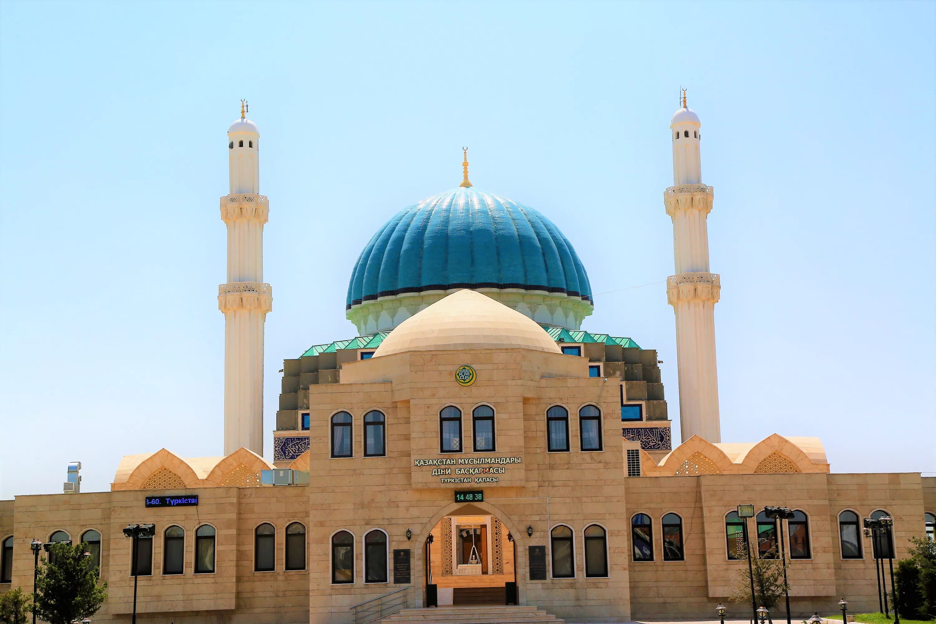 Мечеть в Туркестане. Минарет мечети.