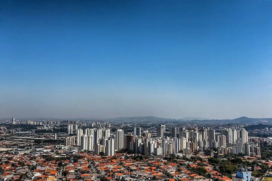 Высокий сан. Растущие города. 15 Минутный город. Urbanization Vertical photo.