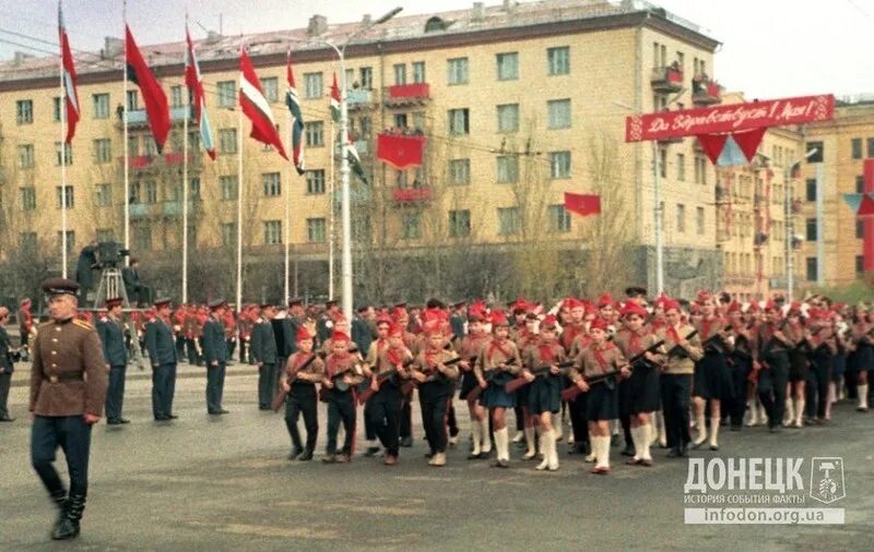 1 мая 80. Первомай в Донецке СССР. Донецк 1980. Донецк 1980 год. 1 Мая в Донецке СССР.