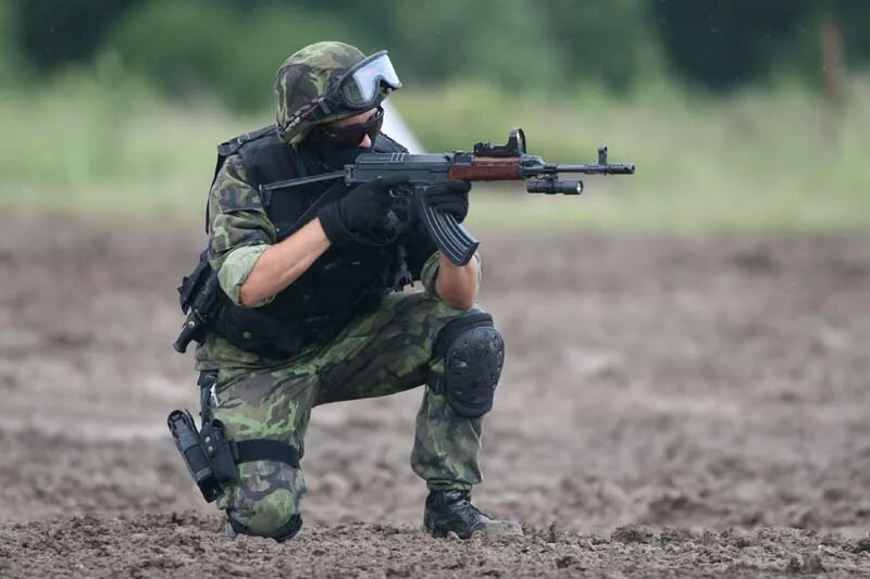 Военные с оружием в руках. Vz 58 автомат. Vz58 спецназ Чехии. Солдат с автоматом. Оружие спецназа.