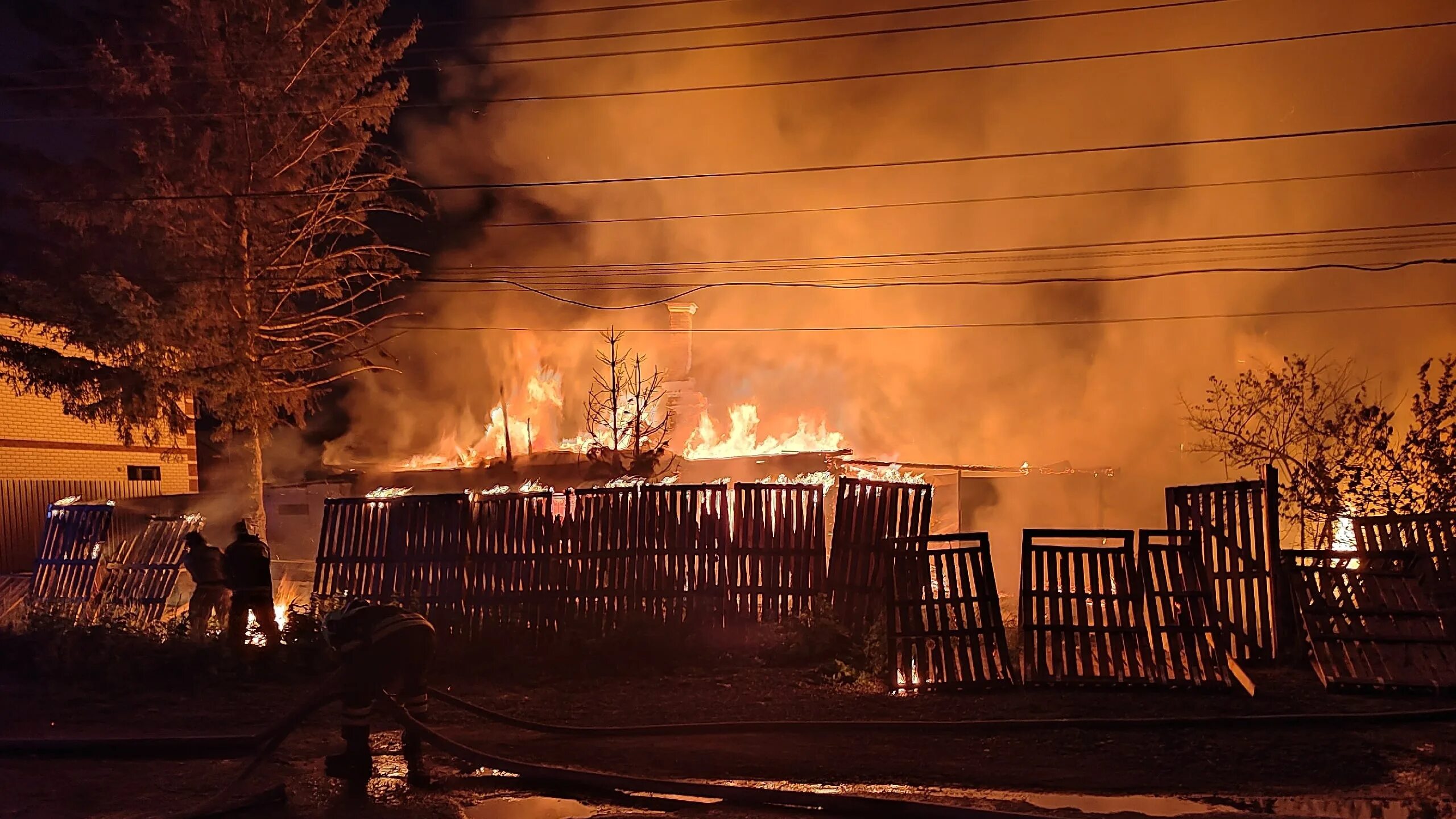 Пожар. Дым пожар. Лестех пожар. Пожар в екатеринбурге сегодня сейчас на уралмаше. Пожар в екатеринбурге 12 января 2021.