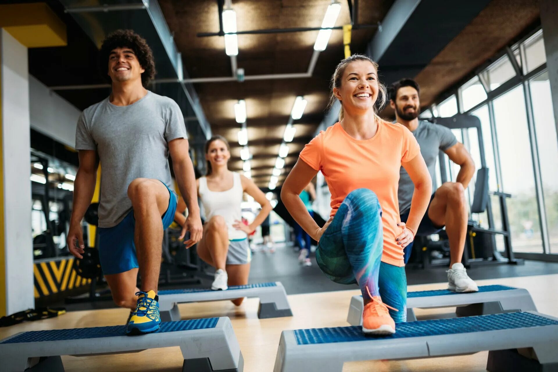 Step people. Люди в спортзале. Человек в спортивном зале. Спортзал. Молодежь в тренажерном зале.