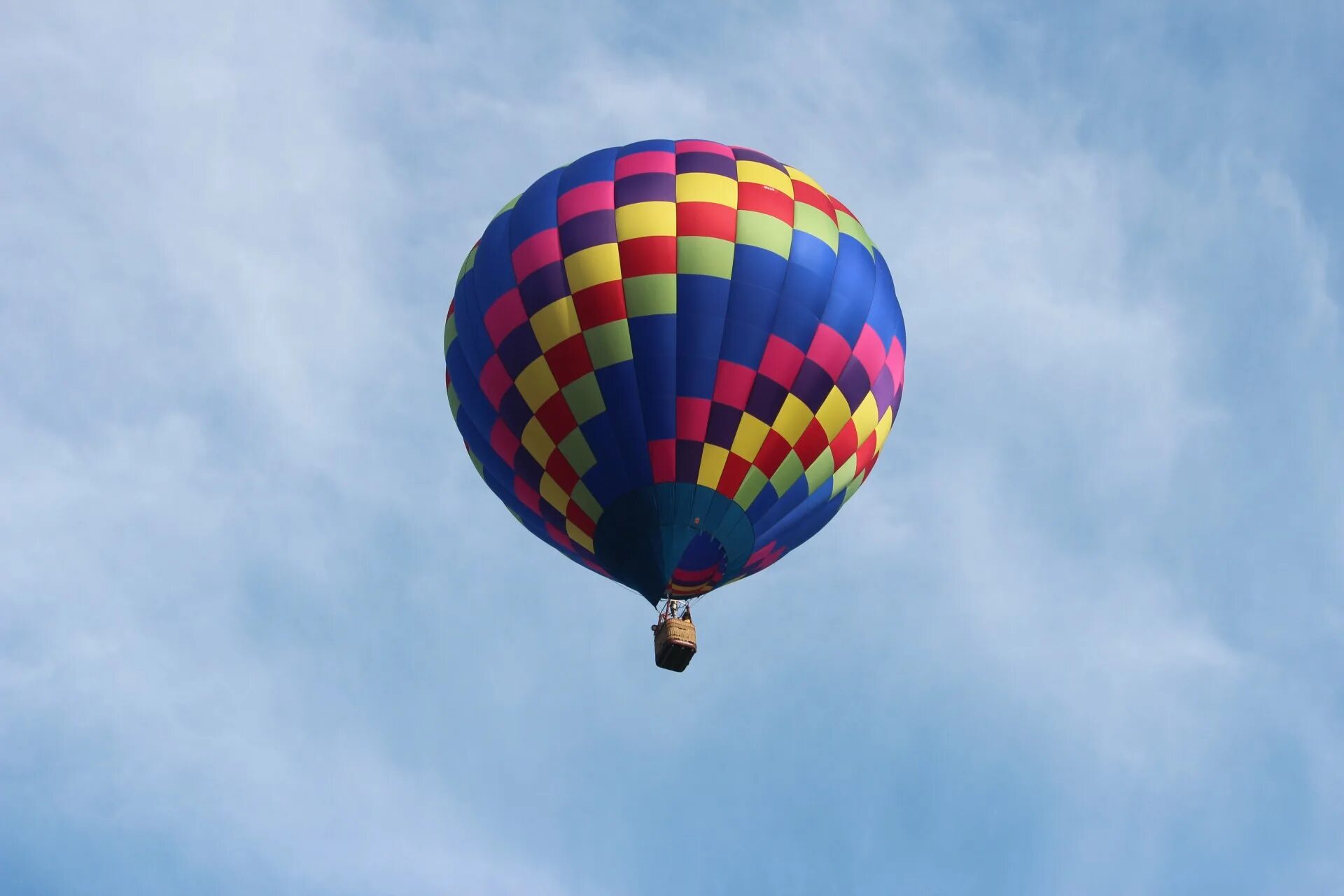 Воздушный шар с корзиной. Шар. Воздушные шары с корзиной. Летающие воздушные шары.