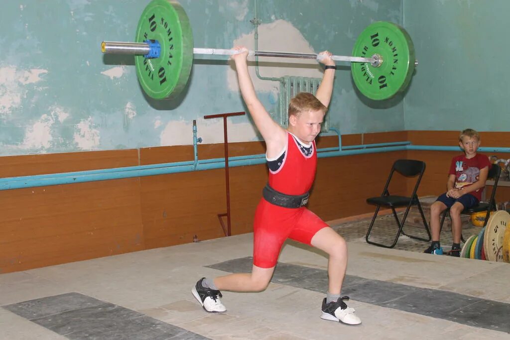 спортсмен занимающийся тяжелой атлетикой. спортсмен занимающийся тяжелой атлетикой. тяжелая атлетика. моника ченгери тяжелая атлетика. спортивные занятия.