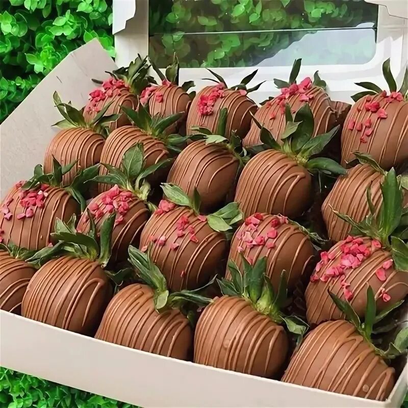 Клубника на подносе. Клубника в шоколаде в коробочке. Клубника в шоколаде набор 16 шт. Как продавать клубнику в шоколаде. Как продавать клубнику в шоколаде.