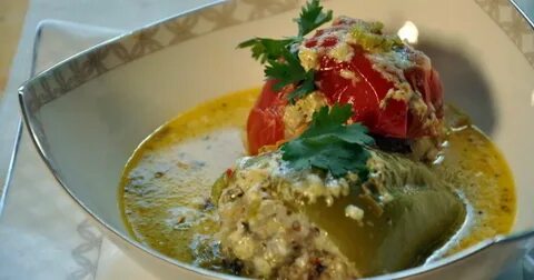 Перец фаршированный мясом с сметанном соусе
