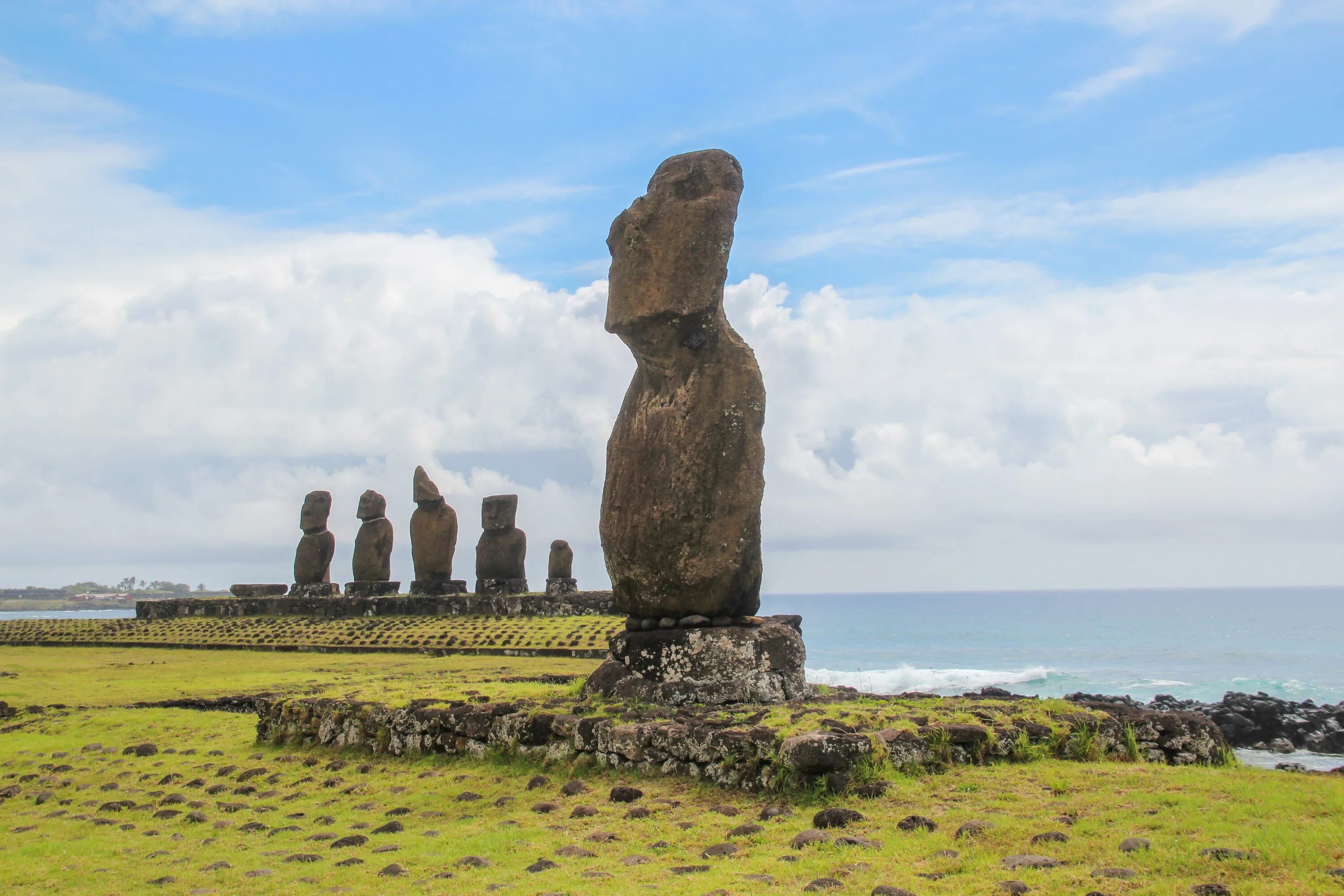 Статуи на острове. Моаи на острове Пасхи. Остров Пасхи статуи. Туристы на острове Пасхи. Идолы острова Пасхи.