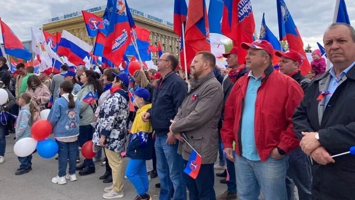 Демонстрация трудящихся 1 мая. Демонстрация окончания. Майская демонстрация. Первомайские. Демонстрация окончание.