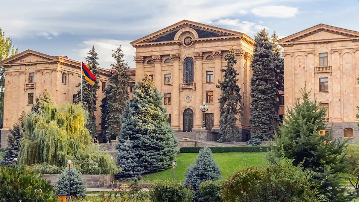 Двор национального собрания. Армения парламентская Республика. Армения в начале апреля фото. Students in the National Assembly of Armenia. Армения готовится