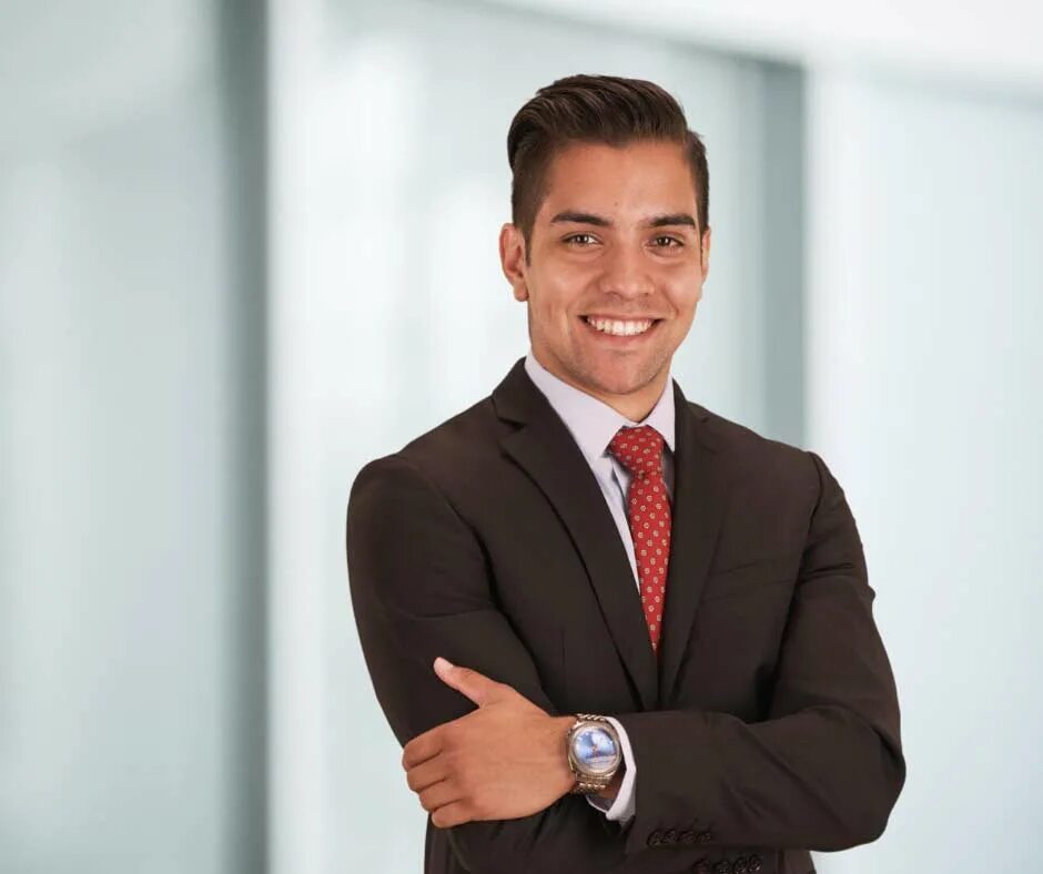 канадский бизнесмен. бизнесмен скрестил руки. яков бернштейн. бизнес в канаде. деловой этикет в канаде.