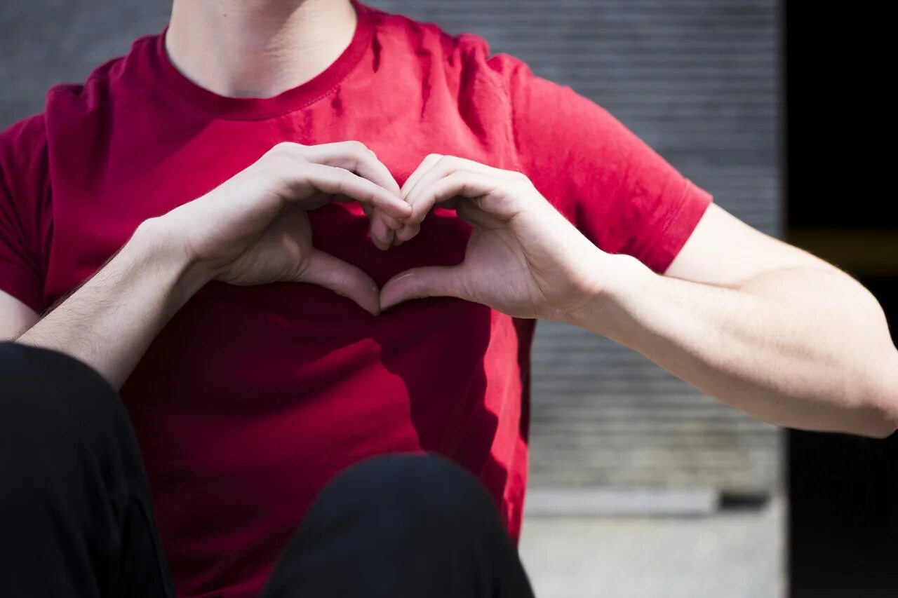 сердце в руках. сердце светится. любовь и гармония в семье. сердечко из рук. сердце из рук парня.