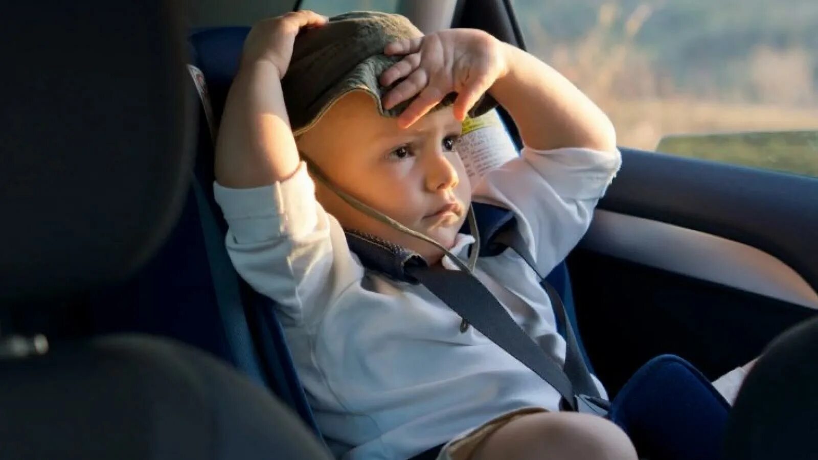 Не оставляйте детей в машине. Оставление ребенка в автомобиле. Дети в запертой машине. Не оставляйте ребенка в салоне автомобиля. Оставление ребенка в автомобиле.