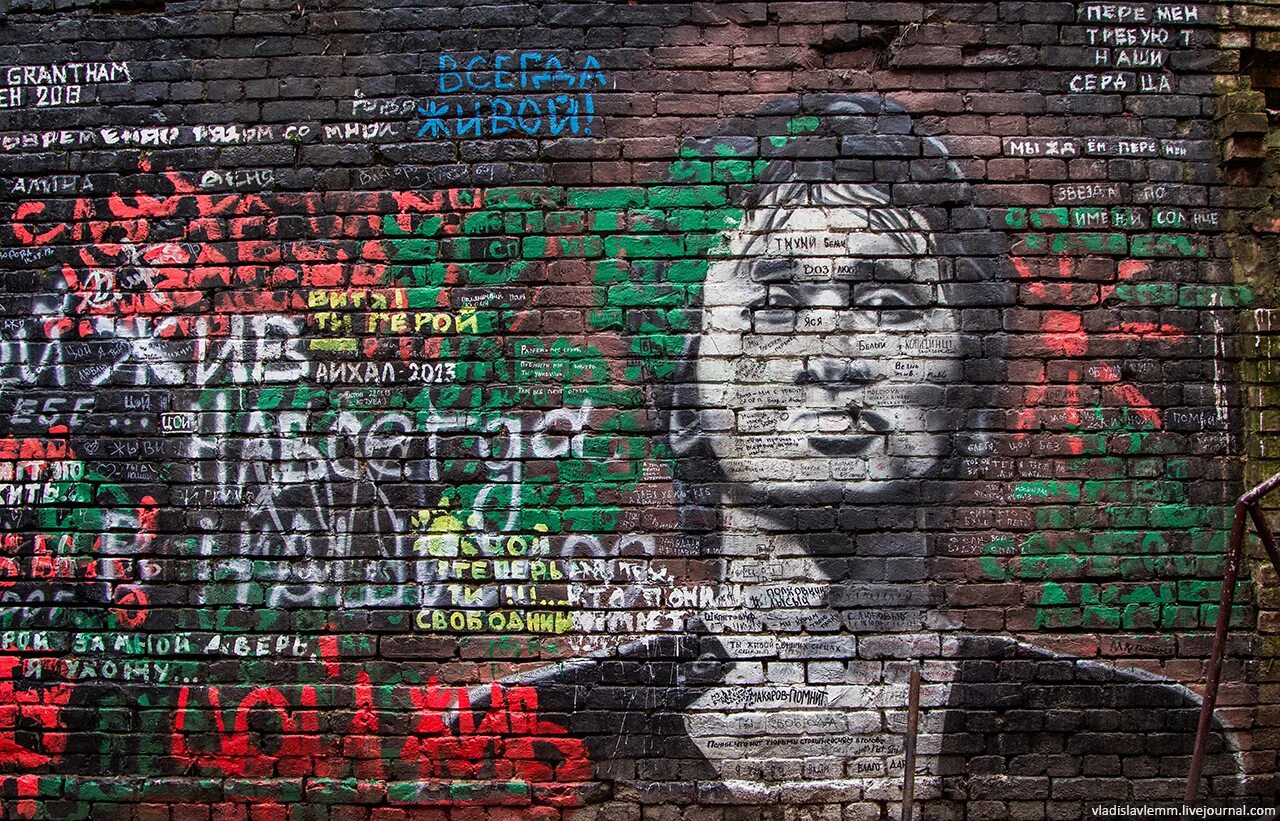 Стены его как будто. Обои с перспективой в интерьере. Картина дыра в стене. Стены его как будто. Креативные обои для стен.