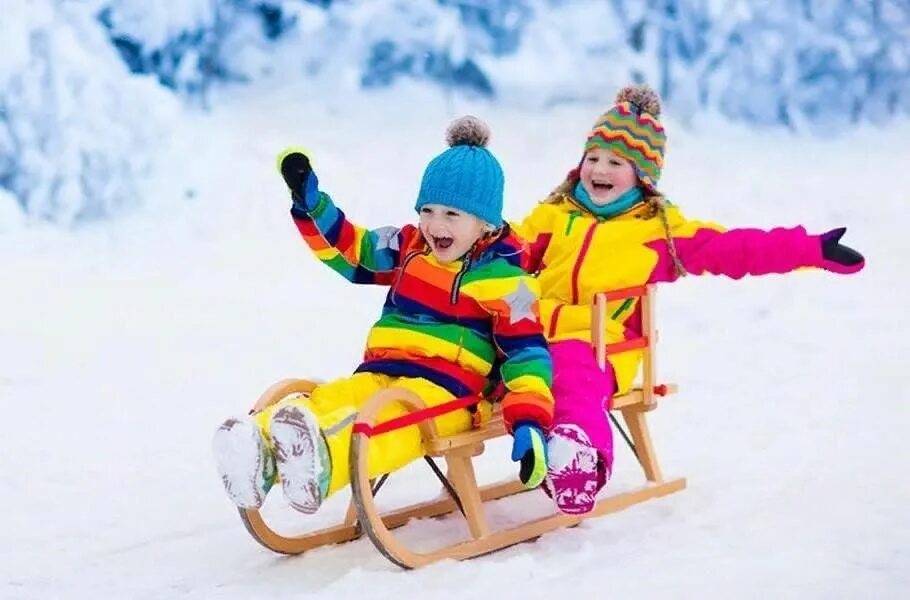 С горочки на саночках кувырком. Горки горочки кошелев. Дети на санках. На санках с горы. Катание на ватрушке травмы.