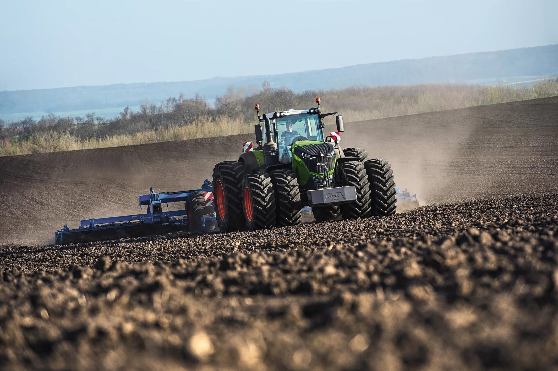 Трактор пашня. Трактор Фендт 1050. Fendt 1050 Vario. Трактора Фендт 1050 Варио в поле. Fendt 1000 Vario.