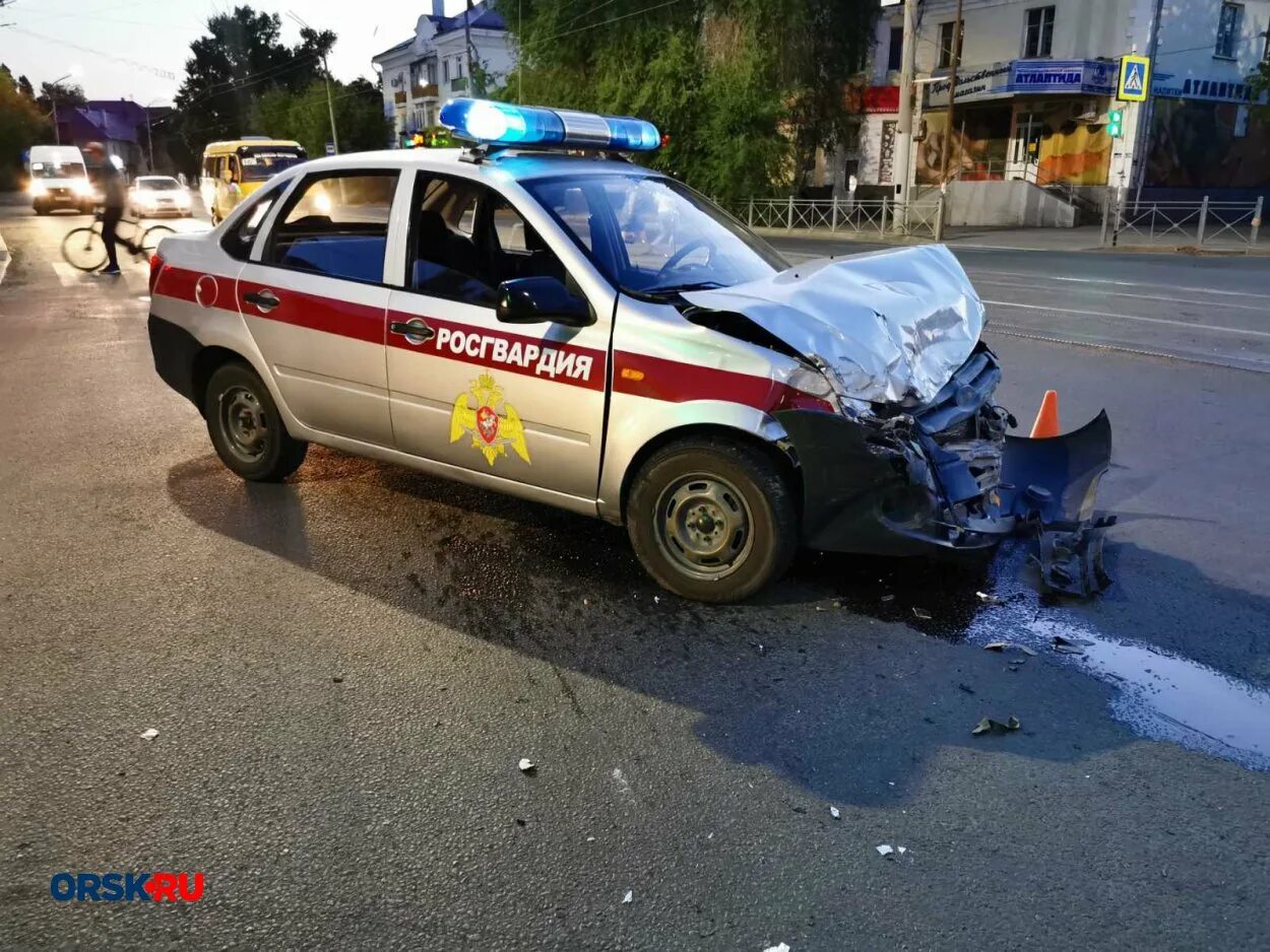 фура протаранила росгвардию