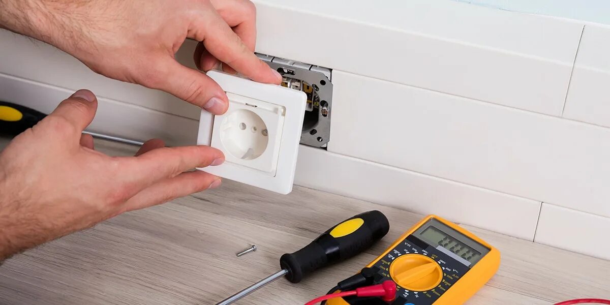 Розетка на провод. Розетка не работает. Перестала работать розетка. Выключатель для электроприборов. Сломанная розетка.