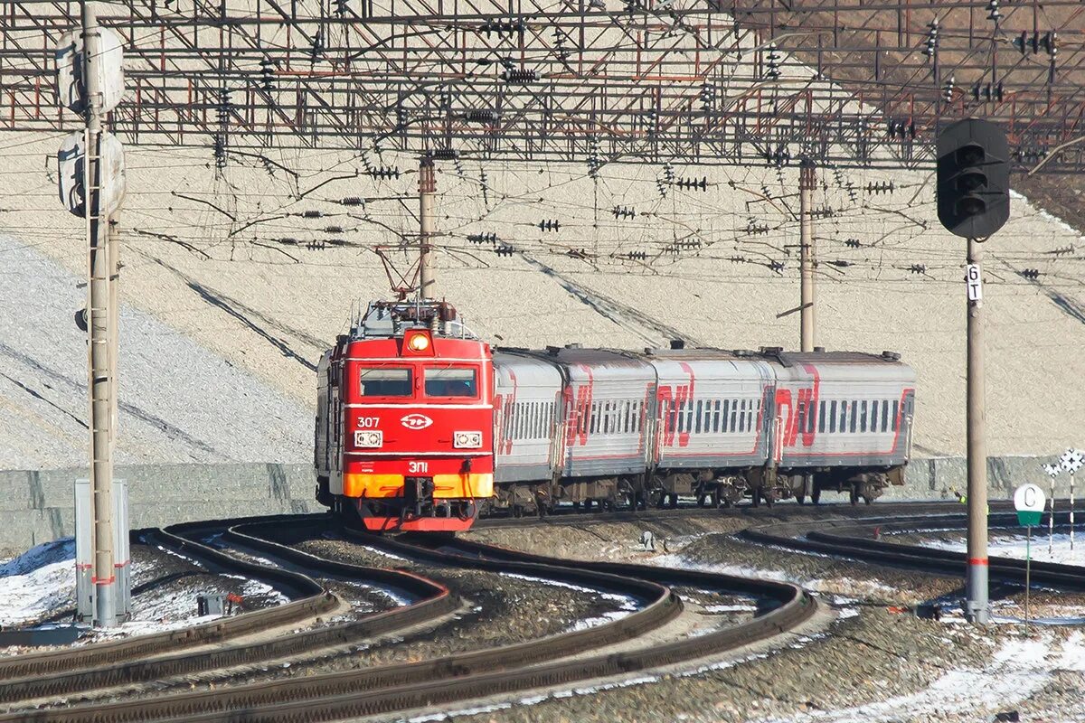 Железная дорога барнаул новосибирск. Тэп70бс барнаул. Поезд электричка новосибирск барнаул. Поезд томск барнаул. Вагон поезда барнаул.