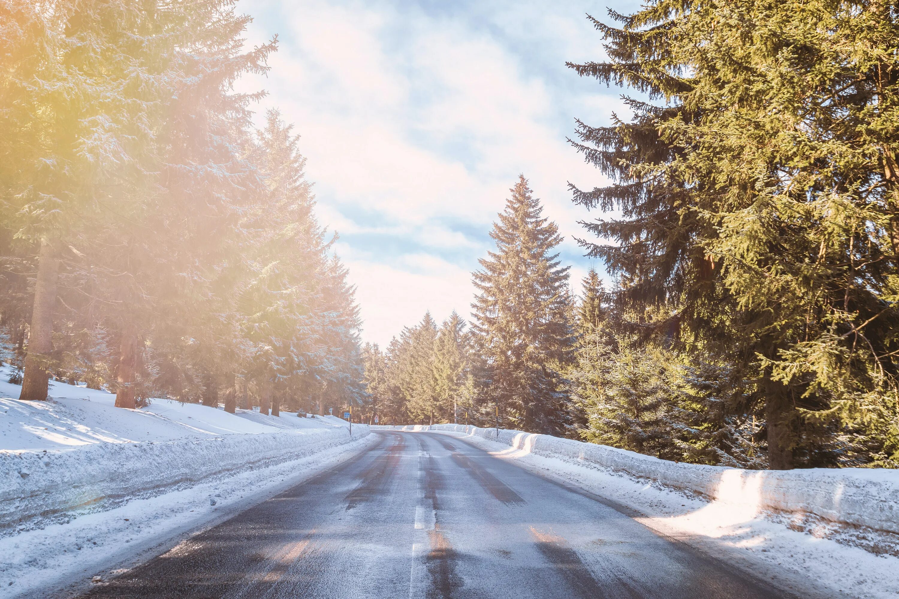 На дороге снег лежит. Зимние дороги. Заснеженная дорога. Зима дорога. Зимняя трасса.