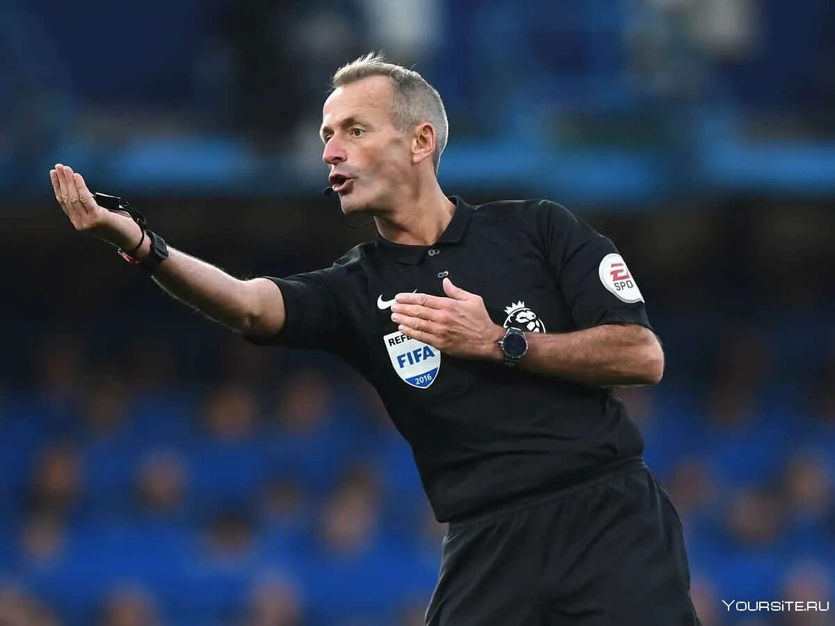 Какой арбитр. Мартин аткинсон. martin atkinson referee. футбольный рефери аткинсон. мартин штратхаус арбитр.