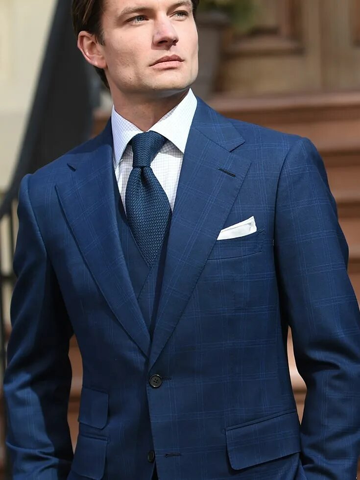 Синий костюм. Галстук под костюм. Костюм мужской, синий. Темно синий костюм. Свадебный костюм для жениха синий.