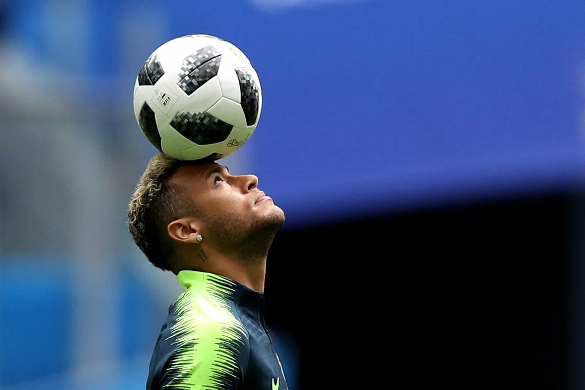 Голова мяч футбол. Неймар футболист. Neymar с мячом. Неймар фото. Неймар фото с мячом.