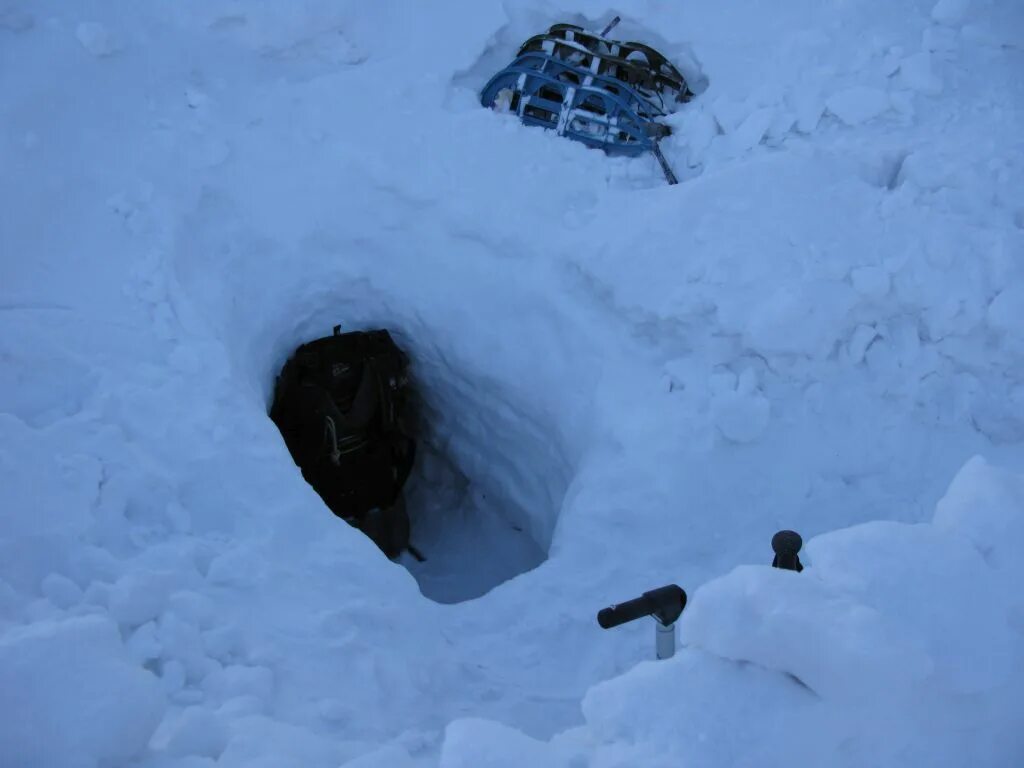 Укрытие в снегу. Снежная яма укрытие. Яма в сугробе.