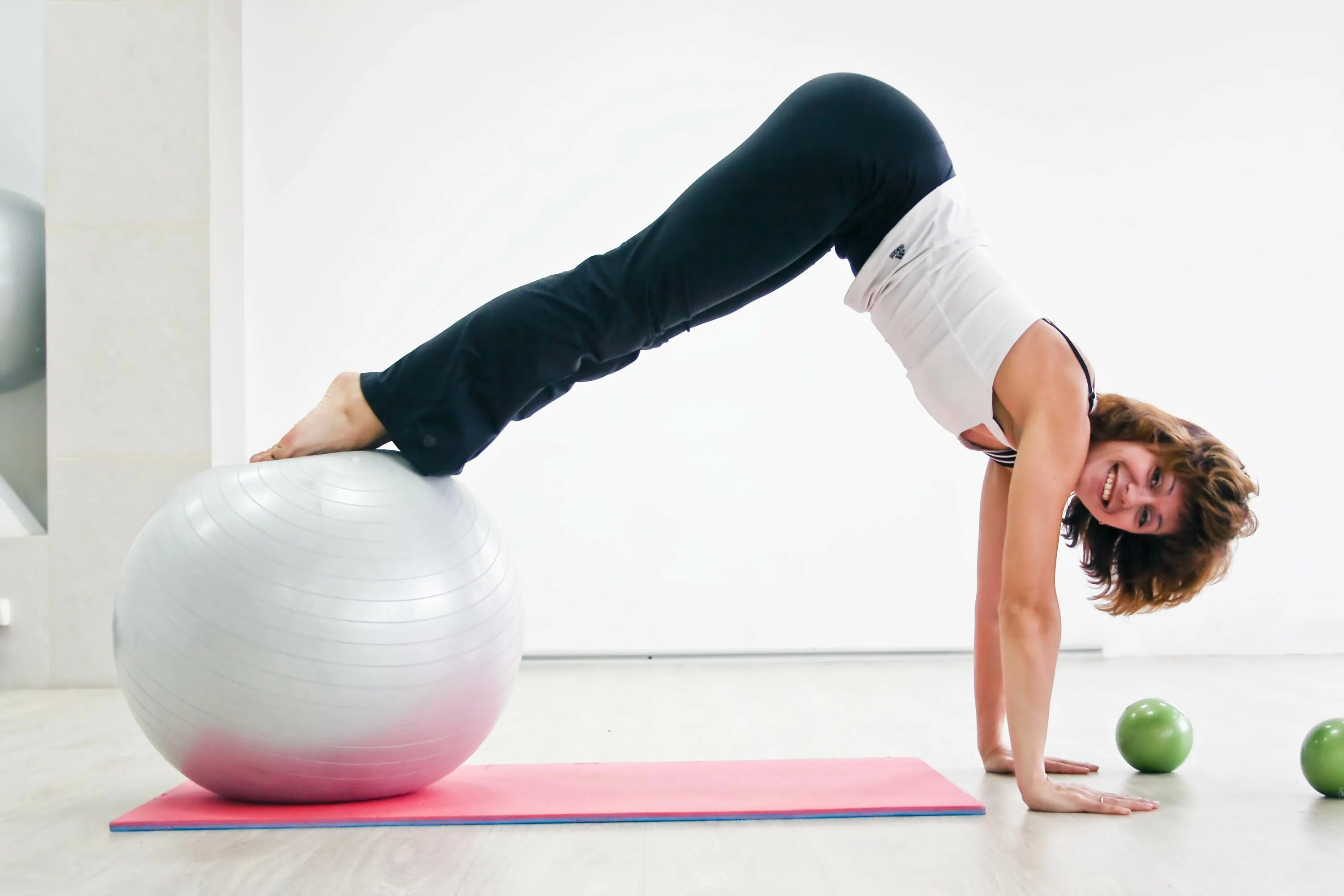 Гимнастика пилатес для начинающих для спины. Силовая йога для женщин. Домашний фитнес. Физ упражнения для похудения. Упражнения пилатеса.