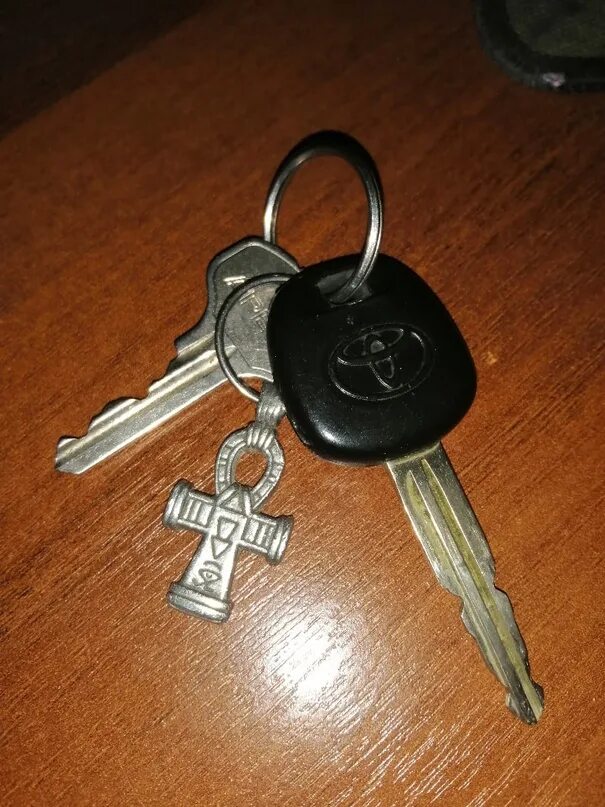 Найден ключ на дороге. Ключи зажигания для автомобилей. Утерян ключ от автомобиля. Найдены ключи от автомобиля. Старинные ключи от машины.