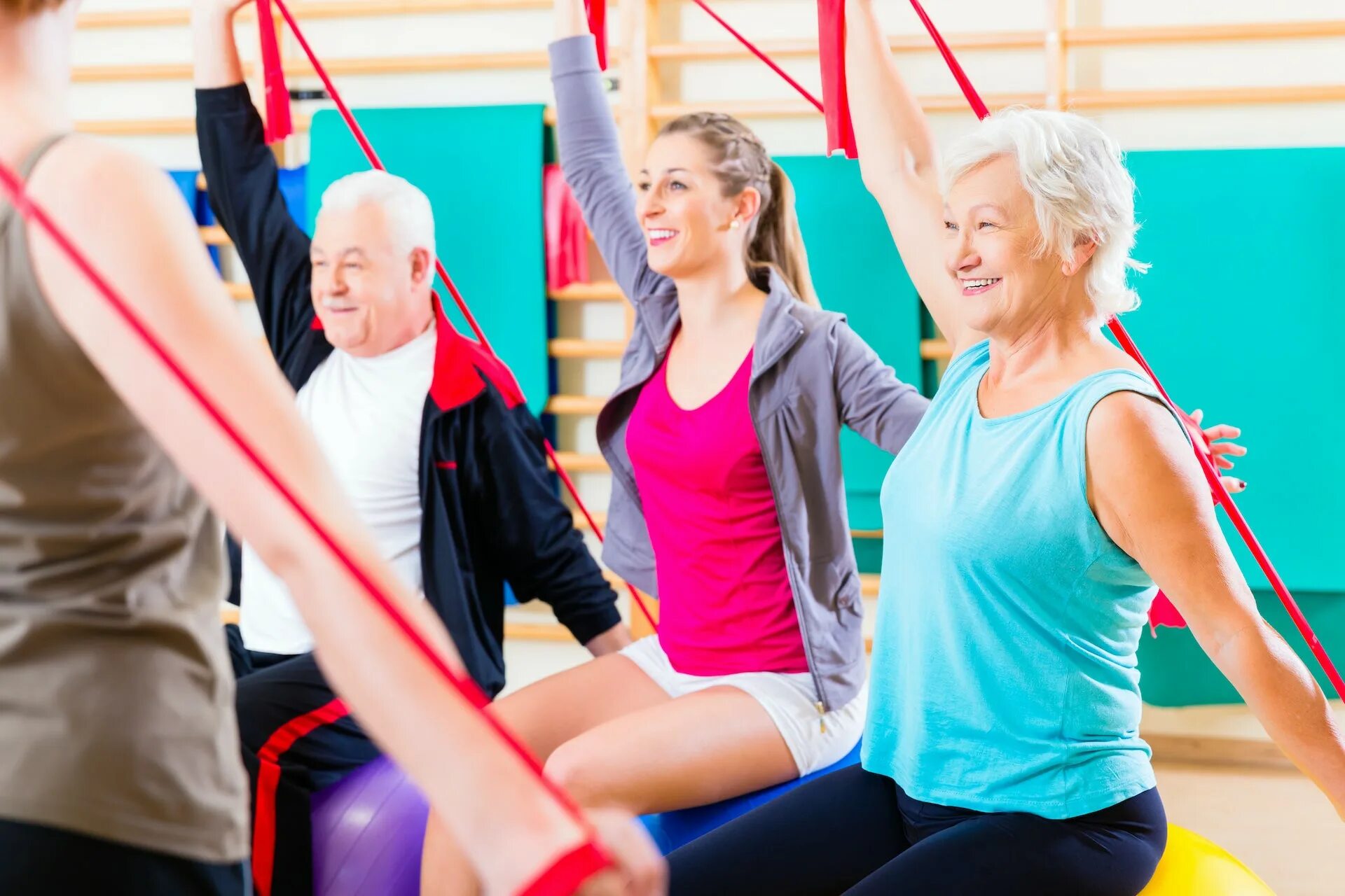 Занятие спортом. Спортивные люди в возрасте. Занятие физкультурой и спортом. Фитнес для пожилых людей.