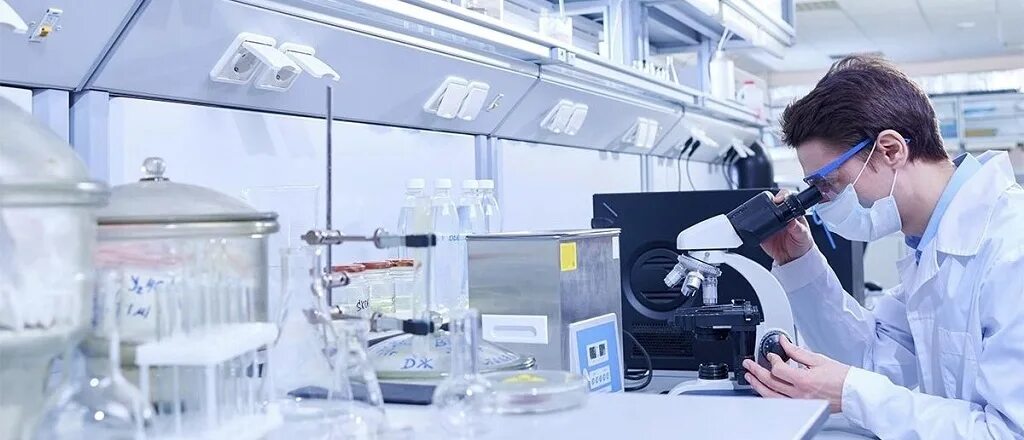 Человек работающий в лаборатории