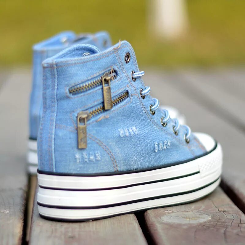 Весенние кеды. Spring shoe styles. Celine shoes spring summer 23. Kate spade обувь с камнями. Spring shoes.