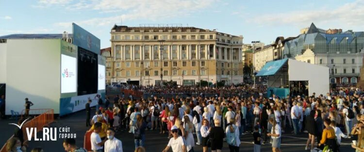 Сцена на площади. Концерты Владивосток. Концерт на площади Владивосток. Мероприятия 1 мая Владивосток концерт на площади. Концерты владивосток 2022 год