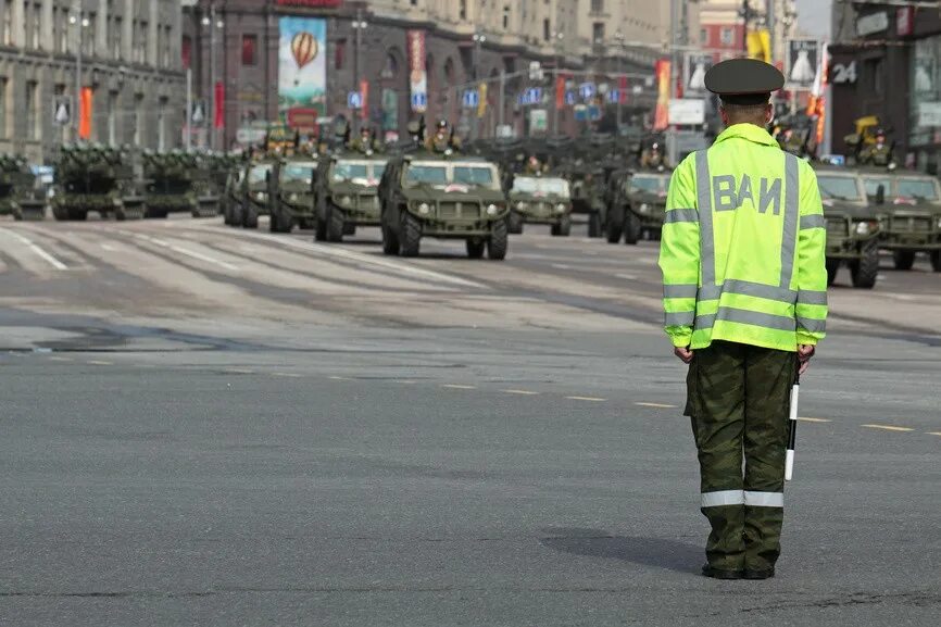 Военный регулировщик. Регулировщик ВАИ. Военные перекрыли дорогу. Военная полиция регулировщик.