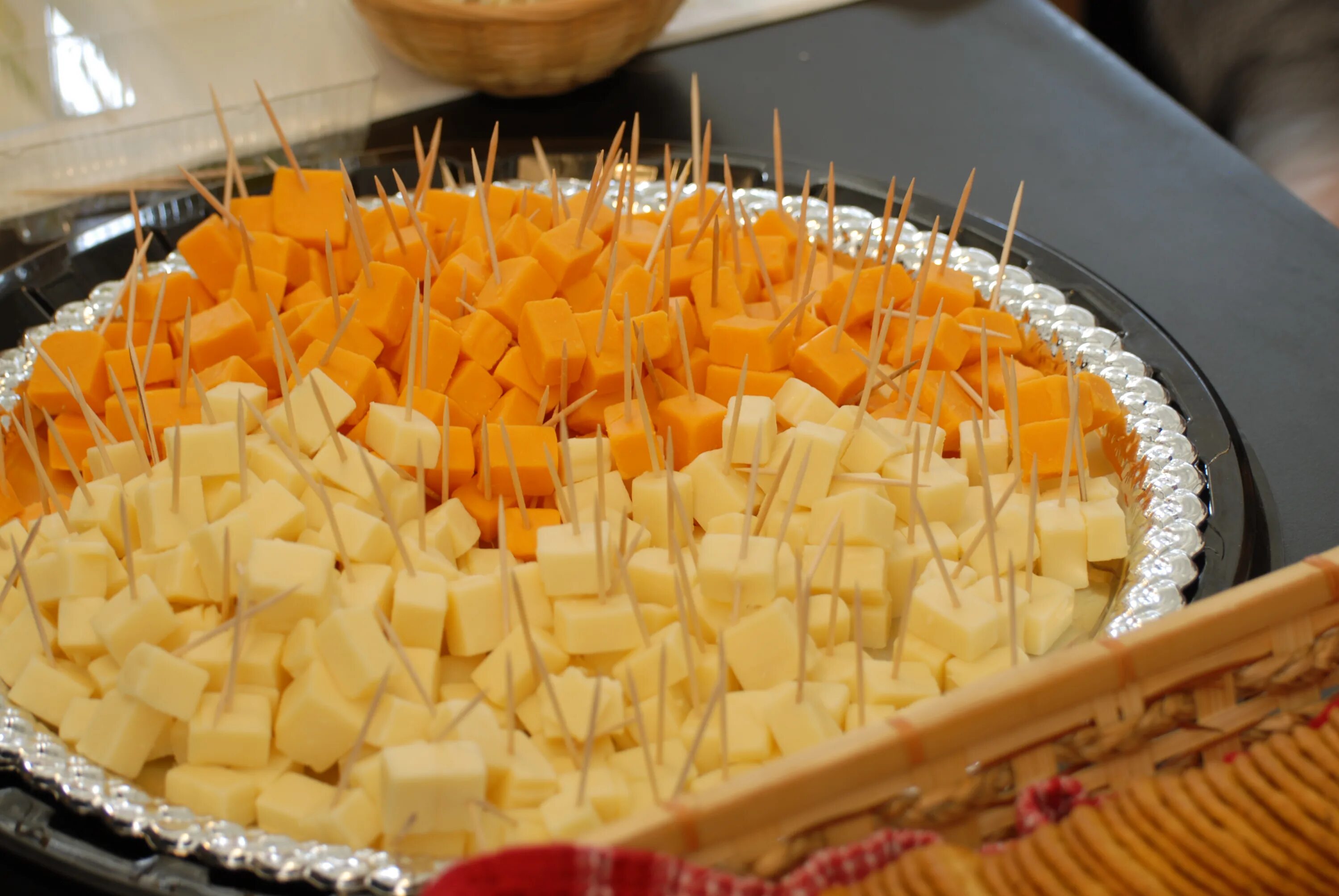 Что приготовить из сыра быстро и просто. Сыр нарезанный. Сырная нарезка. Сыр нарезка. Красиво нарезать сыр.