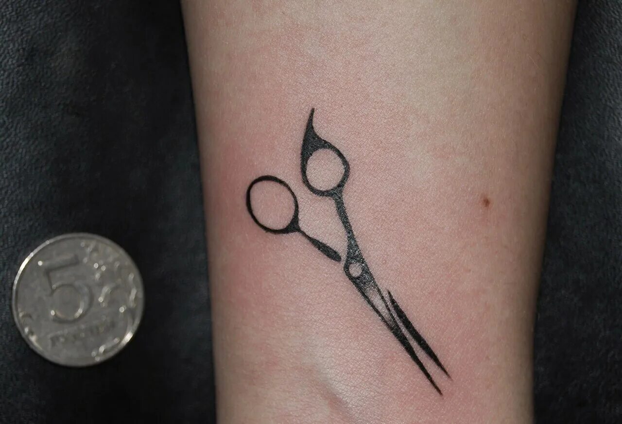 Тату ножницы и расческа. Тату ножницы парикмахерские. Тату ножницы. Тату ножницы парикмахерские. Тату на руке для девушек ножницы парикмахерские.