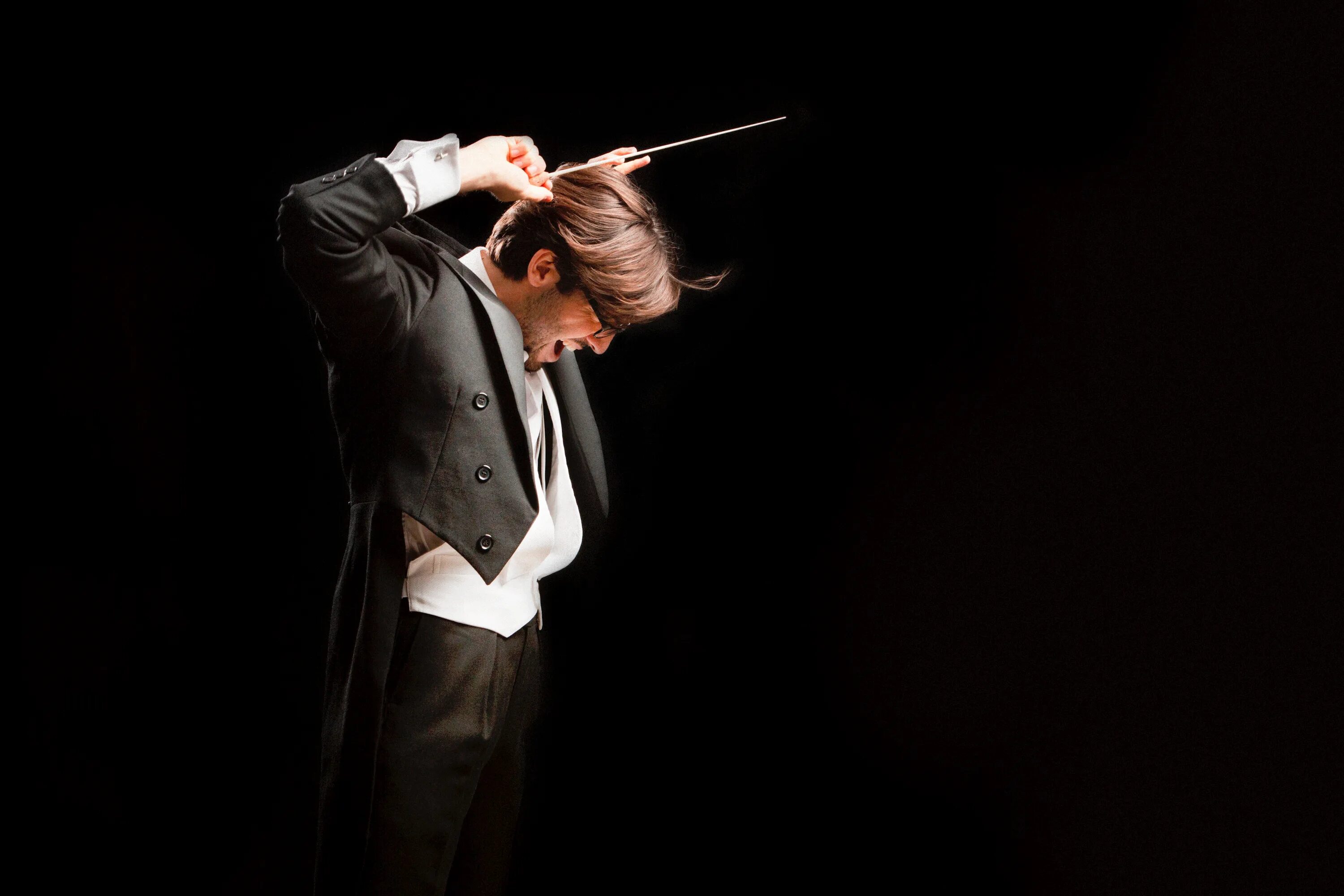 Симфонические танцы рахманинов. Танцующий дирижер. Начальник оркестра римско корсакова кап 1 ранга карабанов. Адажио для струнного оркестра. Алексей лундин виртуозы москвы.