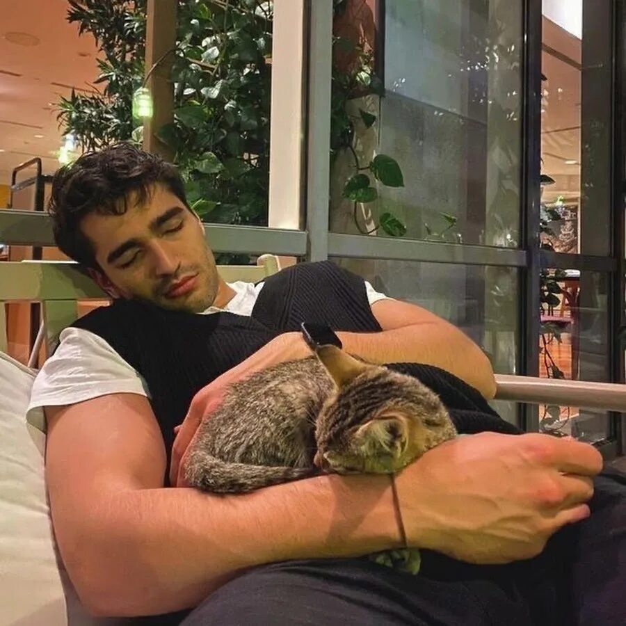 Мерт рамазан демир друзья. Мерт рамазан демир. мерт рамазан демир и серра. турецкий актер мерт рамазан. мерт рамазан демир инстаграмм.