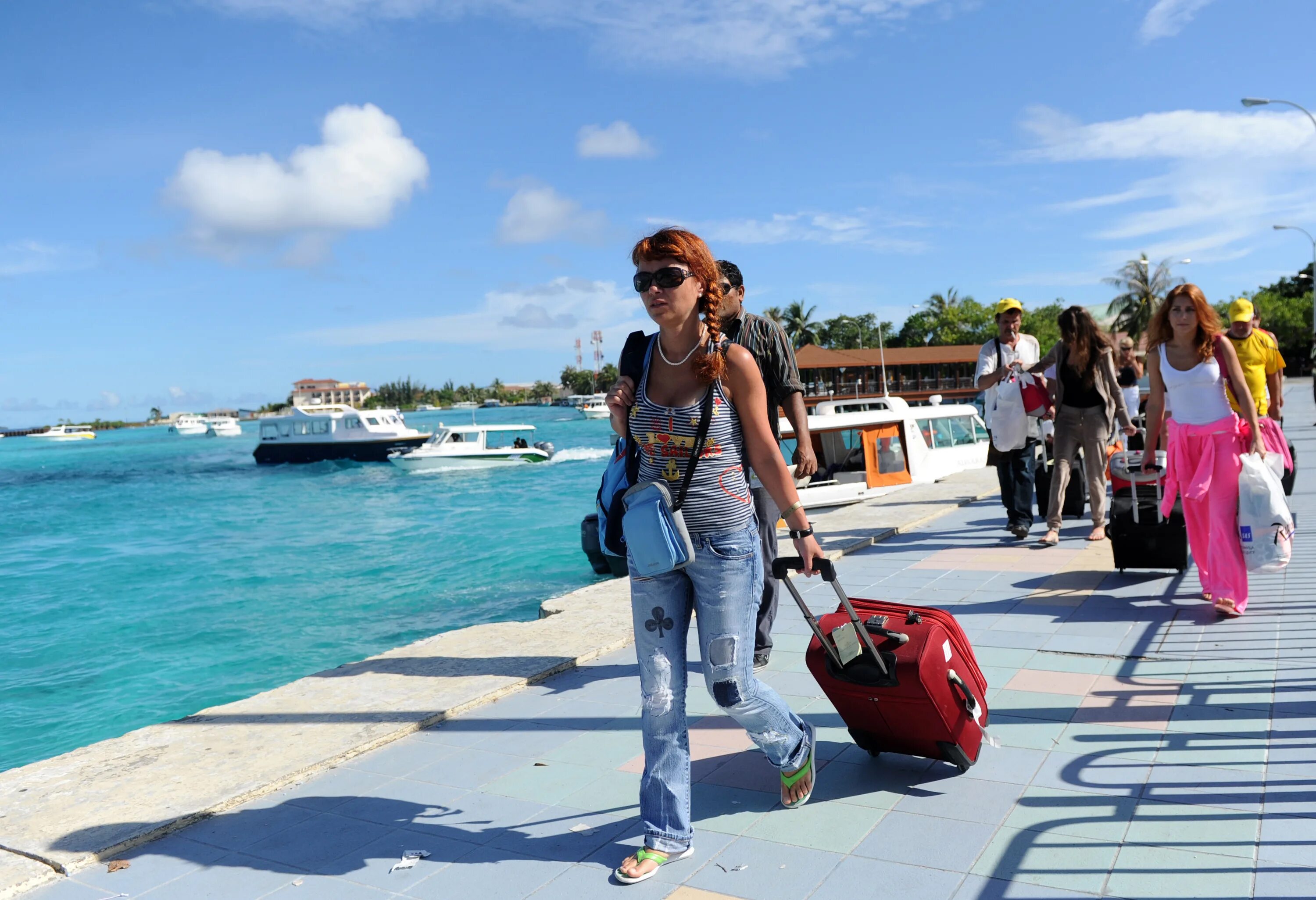 Мальдивы туристы. Отдых за границей. Туристы на отдыхе. Туристы в Турции.